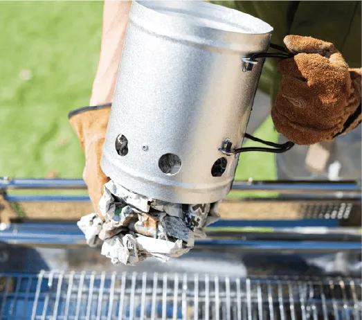 新聞紙に火をつける