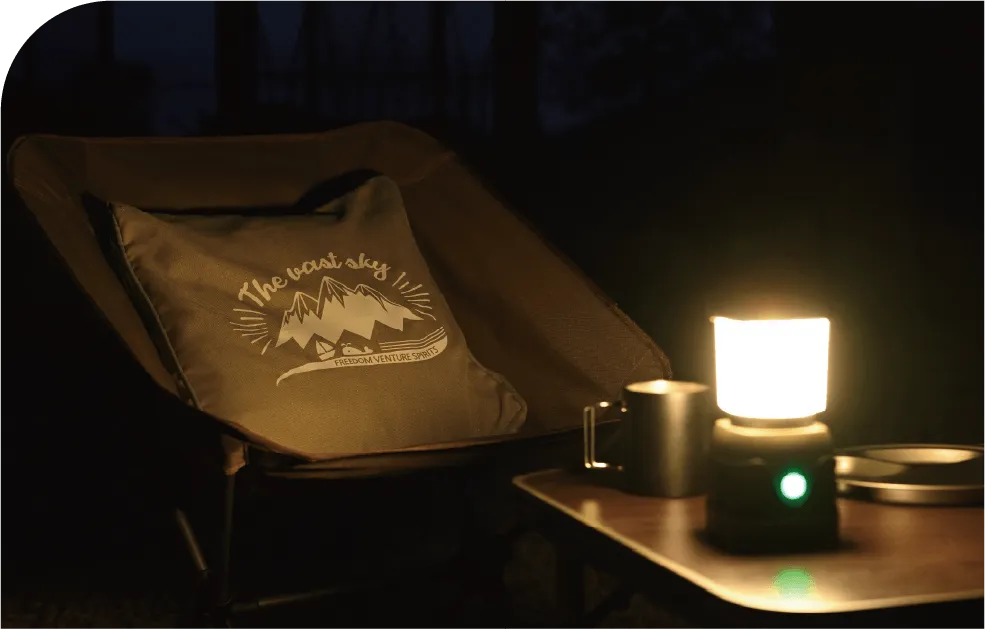 ランタンで照らすアウトドアシーン