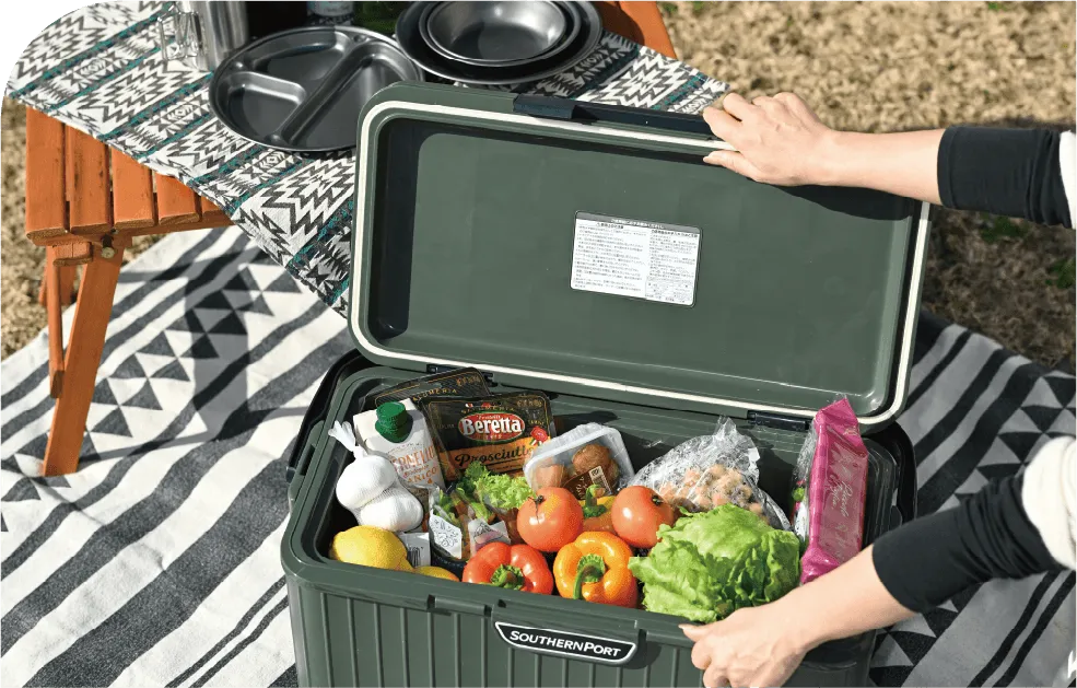 ランタンで照らすアウトドアシーン