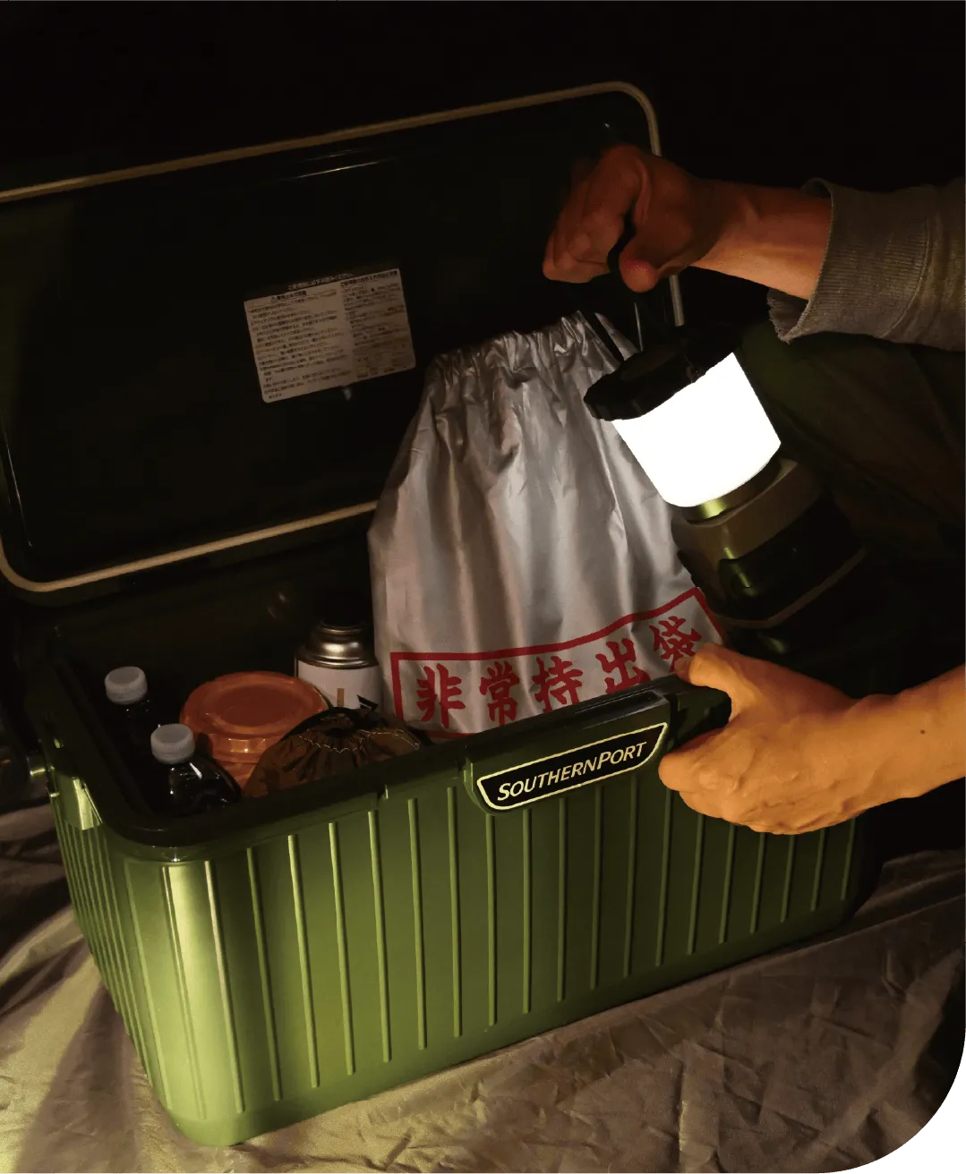 災害時のランタン使用シーン