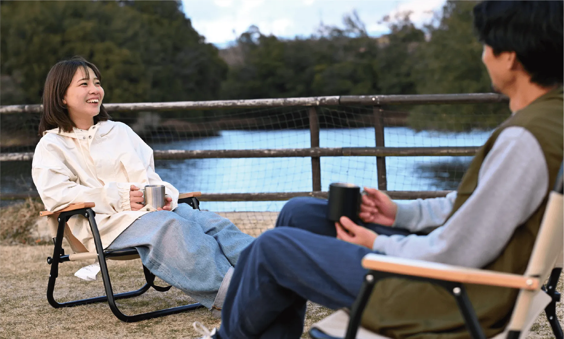 ローチェアでくつろぐアウトドアシーン