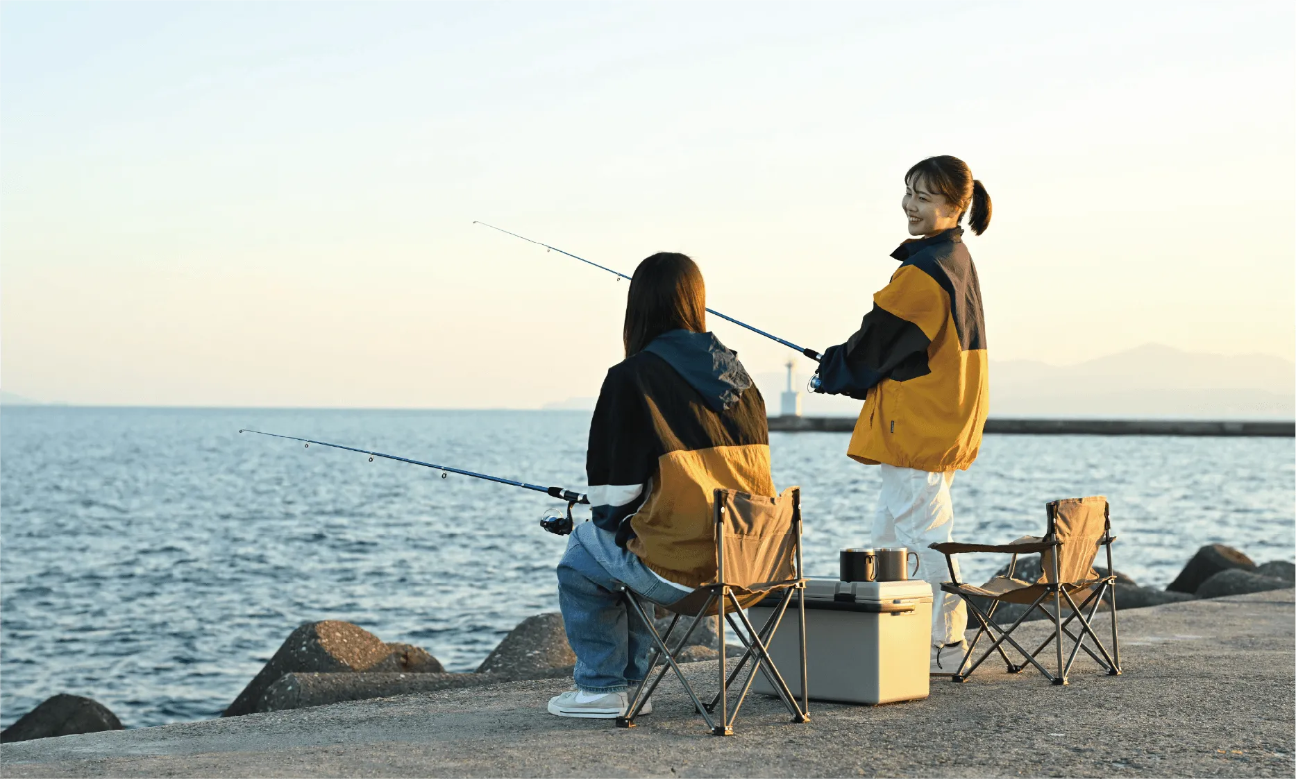 小型チェアでフィッシングを楽しむアウトドアシーン