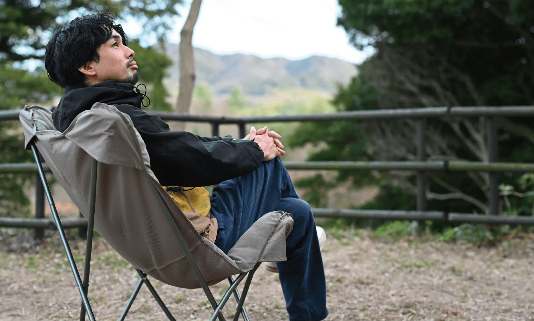 ハイチェアでくつろぐアウトドアシーン