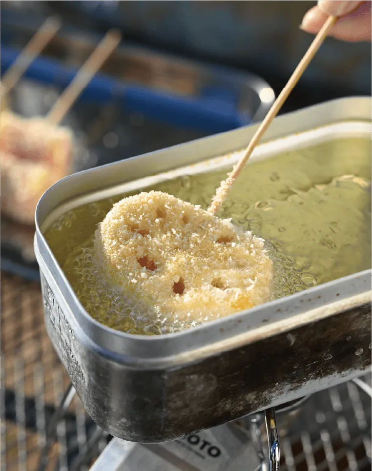 メスティンで串カツを揚げる様子