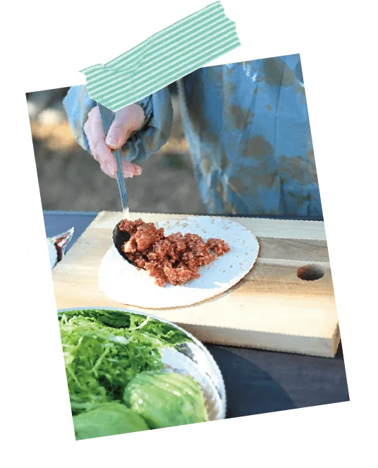 トルティーヤに肉をのせる