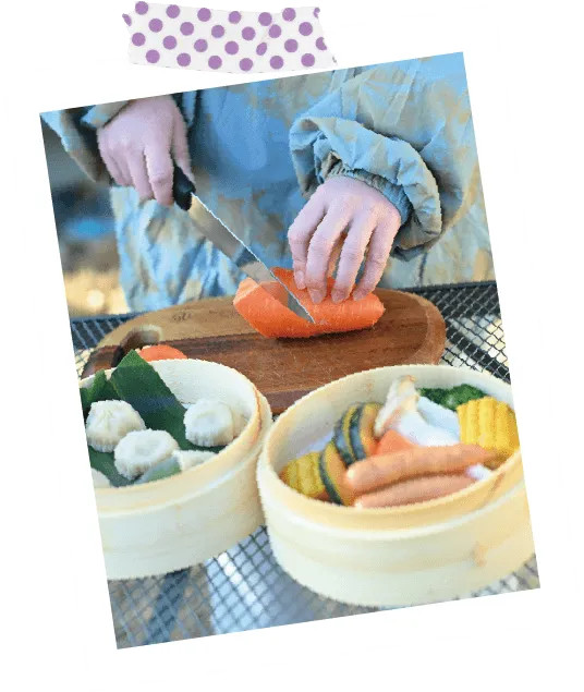 野菜やお好きな具材を切る