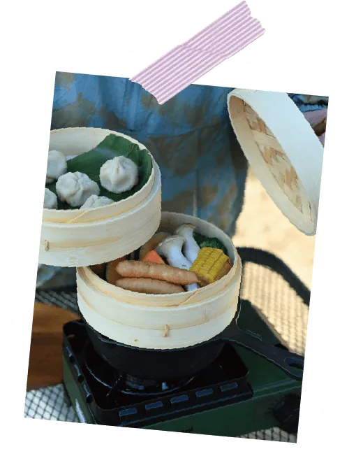 スキレットに水を入れ具材をセイロに入れる