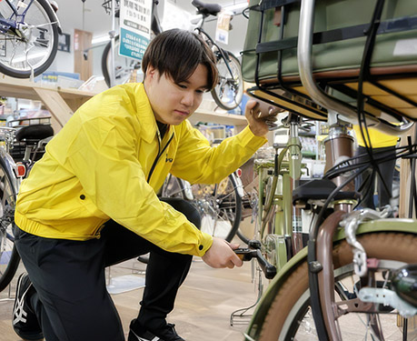 自転車を点検する店舗スタッフ