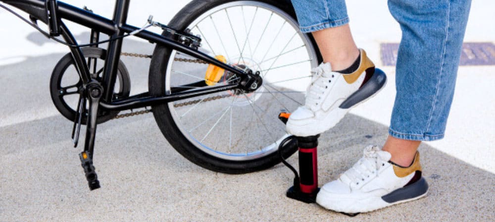自転車空気入れのフットポンプタイプを使用しているシーン